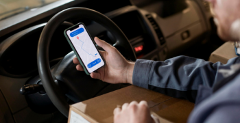 Tracking en temps réel : pourquoi le webhook devient incontournable pour piloter vos expéditions